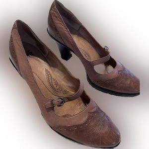 EUC Sofft Mary Jane Leather Wingtip Heels Work Brown Shoes Size 9M